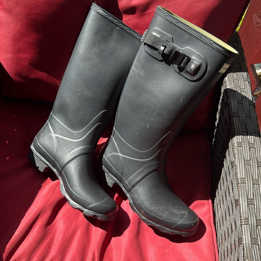 Size 9 Matte Black Knee High Hunter Rubber Boots! Barely worn